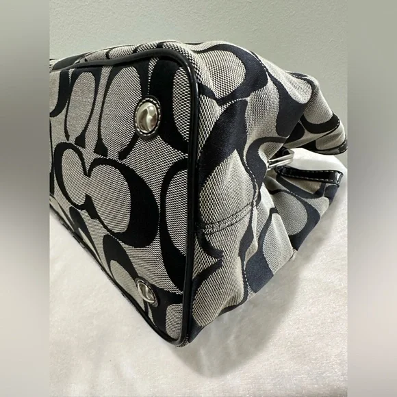 Like New Coach Signature Caryall F19190 with Kisslock and matching wristlet - Picture 10 of 15